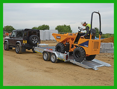 Alsókategóriás kisgépek (2700 kg-ig) univerzális szállítójárműve.