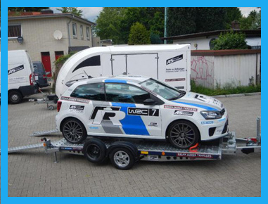 Egytengelyes, 1500 kg összsúlyú tréler, egy tonnánál könnyebb járművek szállítására