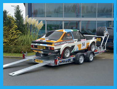 Két tonna összsúlyú tréler, kb 1,5 tonna súlyú járművek szállítására