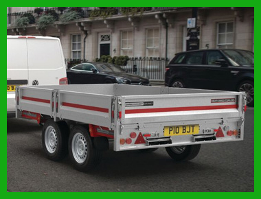 Kéttengelyes, rövidplatós, oldalról is rakodható