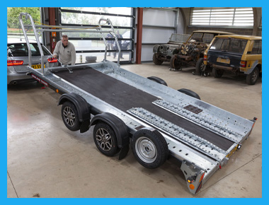 Kéttengelyes, 2600 kg összsúlyú tréler, két tonnánál könnyebb járművek szállítására